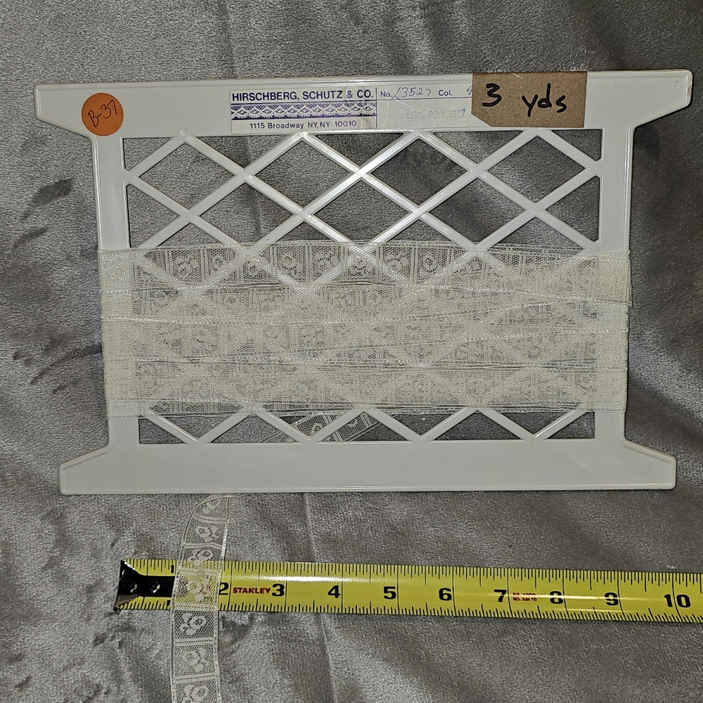 95+ Yards Vintage Lace & Trim - Picture 12 of 16